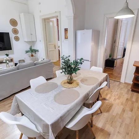 Dynasty - 3 Bdrms, Location Apartman Budapest