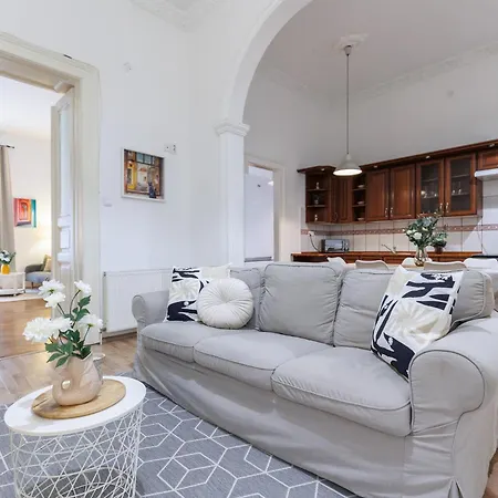 Dynasty - 3 Bdrms, Location Apartman