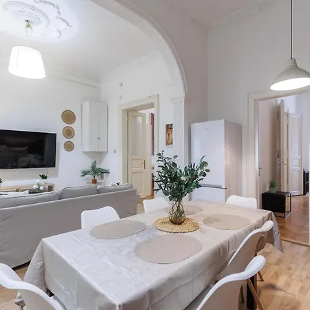 Apartman Dynasty - 3 Bdrms, Location
